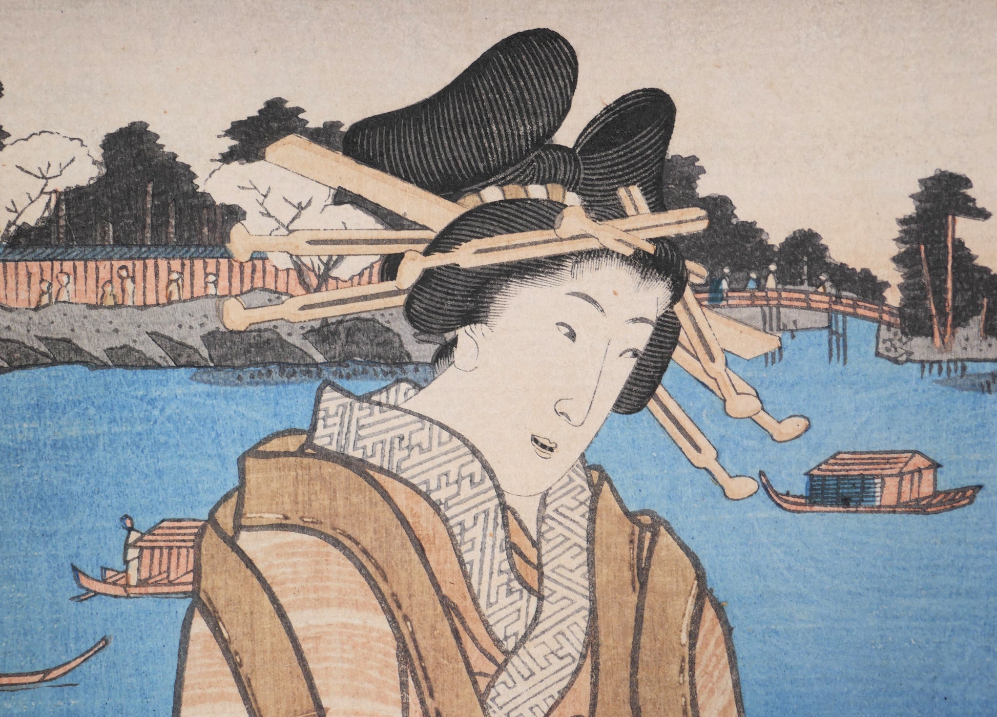Détail d’une estampe japonaise ukiyo-e originale par Kunisada Toyokuni III, bijin-ga avec femme en kimono devant un paysage fluvial de l’époque Edo.