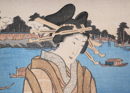 Détail d’une estampe japonaise ukiyo-e originale par Kunisada Toyokuni III, bijin-ga avec femme en kimono devant un paysage fluvial de l’époque Edo.