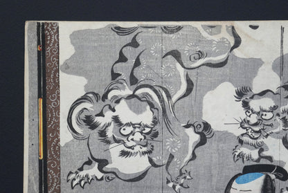 Coin supérieur gauche de l’estampe japonaise de Kuniyoshi : lions gardiens (shishi) sur fond de nuées devant un paravent, ukiyo-e gravure sur bois, Edo 1849–1850 (pièce kabuki Omegumi ni uruo Iwafuji).