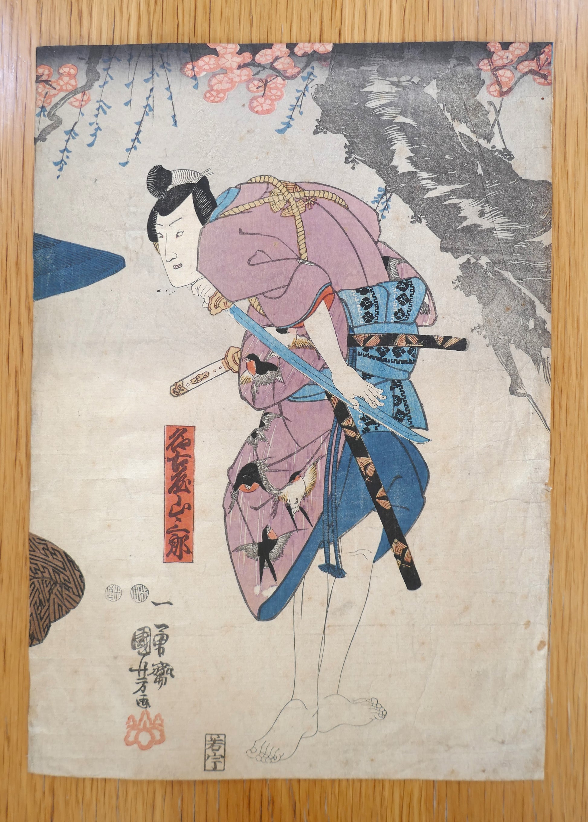Estampe complète représentant Nagoya Sanzaburō sous les cerisiers, par Kuniyoshi, période Edo.