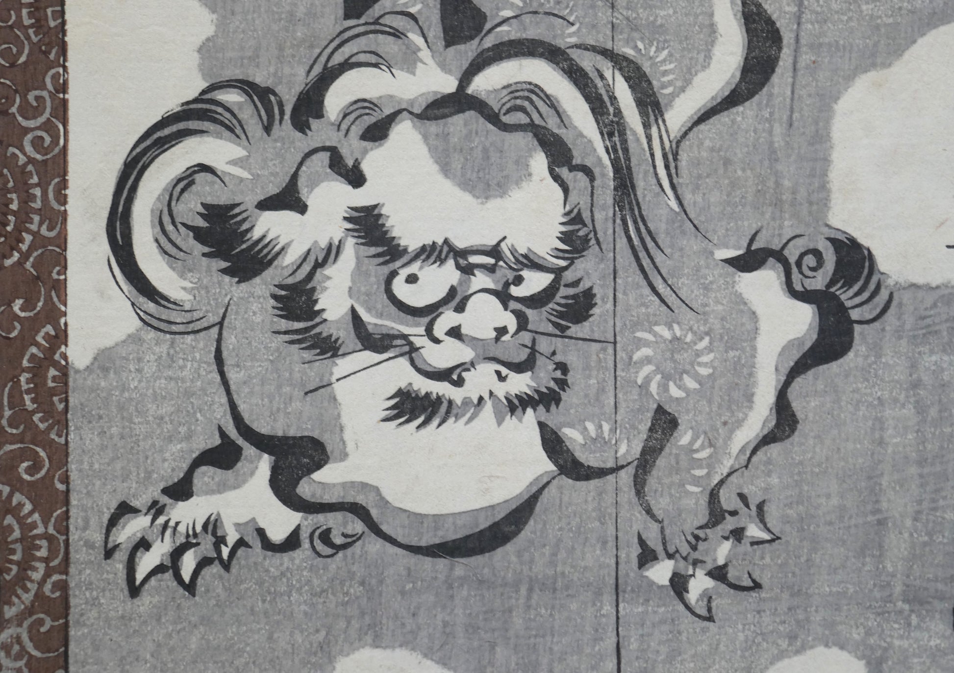 Motif de lion gardien (shishi) sur le paravent décoratif dans l’estampe de Kuniyoshi, gravure sur bois japonaise ukiyo-e Edo 1849.