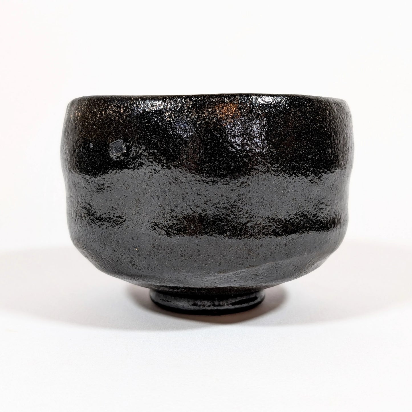 Chawan japonais en céramique raku noire, profil, signé Sasaki Shoraku, artisan de Kyoto.