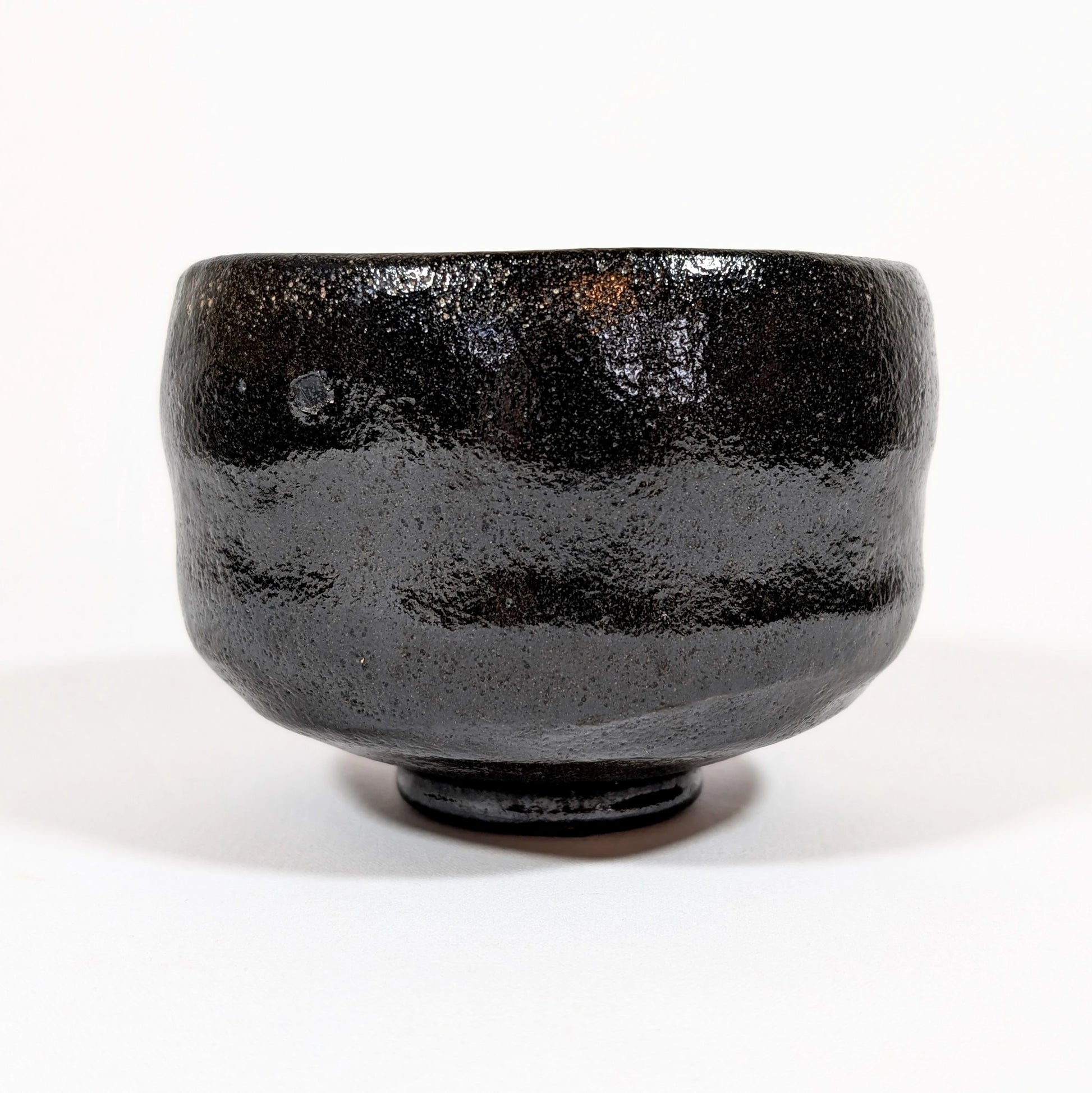 Chawan japonais en céramique raku noire, profil, signé Sasaki Shoraku, artisan de Kyoto.