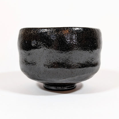 Chawan japonais en céramique raku noire, profil, signé Sasaki Shoraku, artisan de Kyoto.