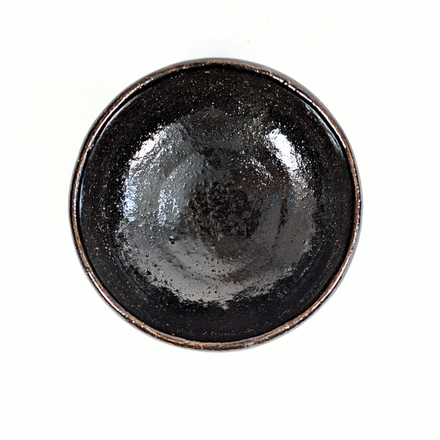 Vue du dessus du kuro raku chawan 黒楽茶碗, bol à thé matcha destiné au chanoyu, au chadō et au sadō.
