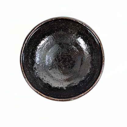 Vue du dessus du kuro raku chawan 黒楽茶碗, bol à thé matcha destiné au chanoyu, au chadō et au sadō.
