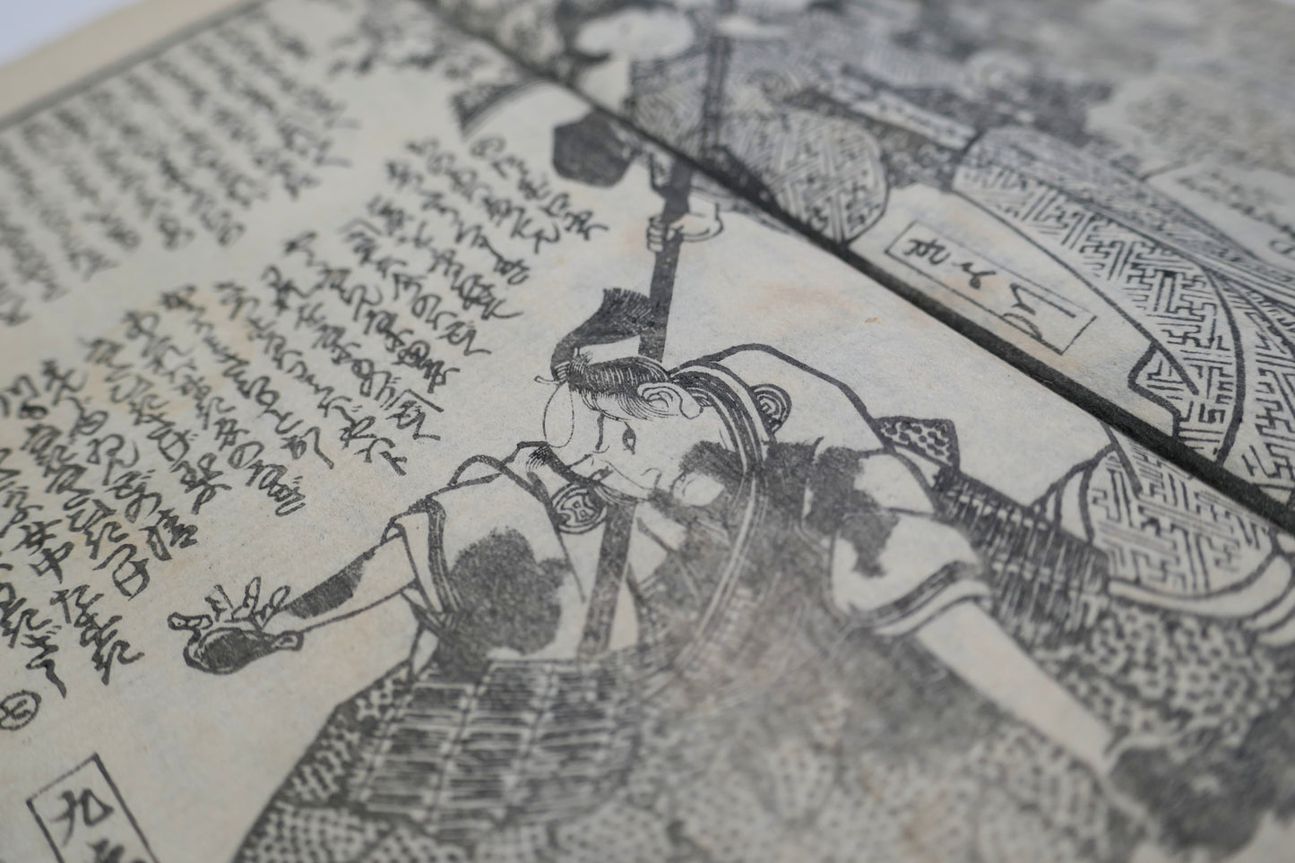 Kurōta blessé et maîtrisé par Kiyokawa armée d’une naginata, scène de femme guerrière dans un manga Edo antique.
