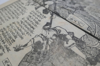 Kurōta blessé et maîtrisé par Kiyokawa armée d’une naginata, scène de femme guerrière dans un manga Edo antique.