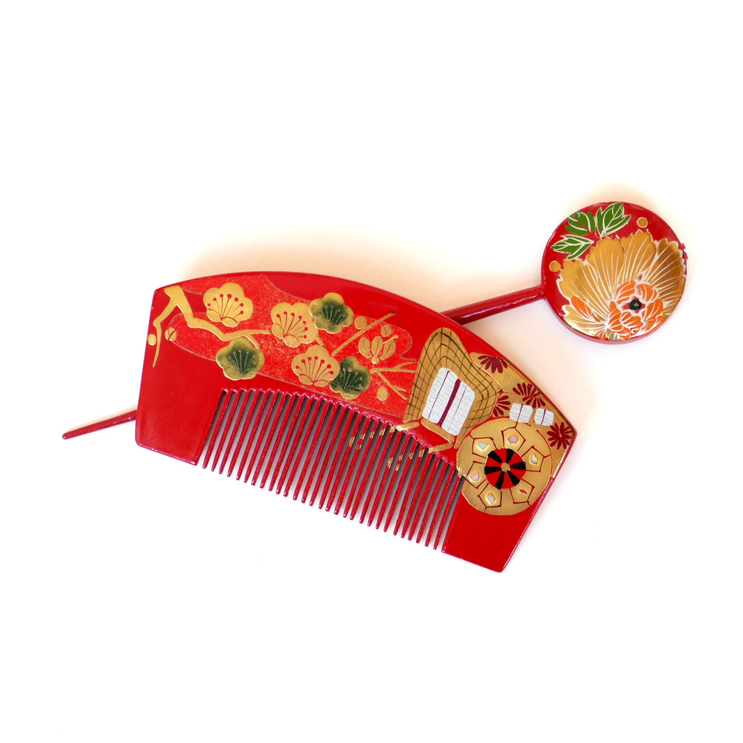 Ensemble kushi et kanzashi japonais en bois laqué rouge, face décorée de motifs traditionnels