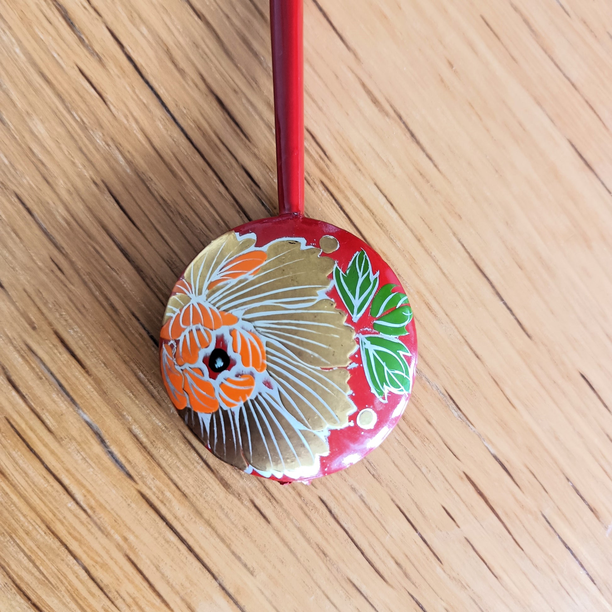 kushi et kanzashi vue du dessus kogedo bois et laque rouge