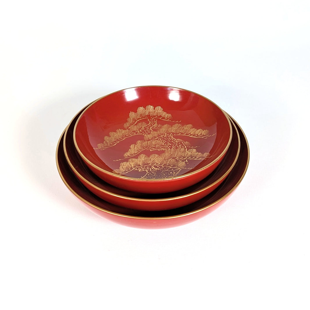 lot de coupelles japonaises en laque rouge et or urushi avec décor maki-e, motif shochikubai, empilables artisanat japonais