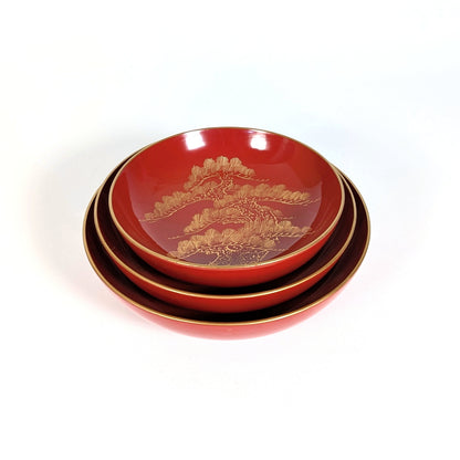 lot de coupelles japonaises en laque rouge et or urushi avec décor maki-e, motif shochikubai, empilables artisanat japonais