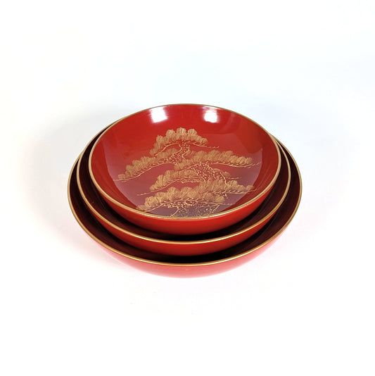 lot de coupelles japonaises en laque rouge et or urushi avec décor maki-e, motif shochikubai, empilables artisanat japonais