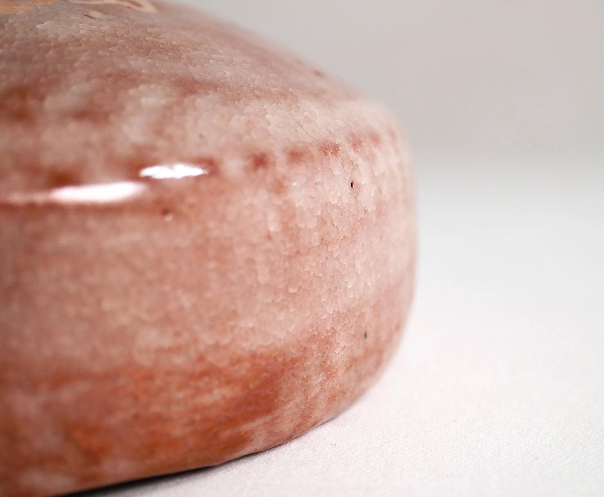 Macro de l’émail rose craquelé kanyū sur bol matcha raku, texture artisanale wabi-sabi