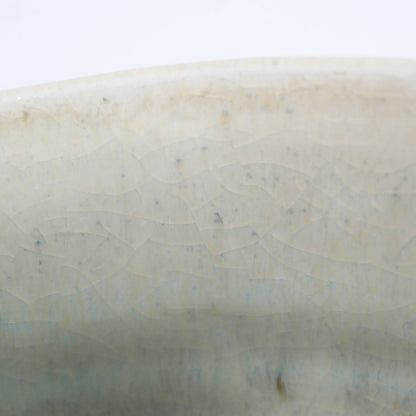 Macro de la glaçure craquelée d’un chawan japonais Akahada-yaki, émail vert d’eau et texture wabi-sabi