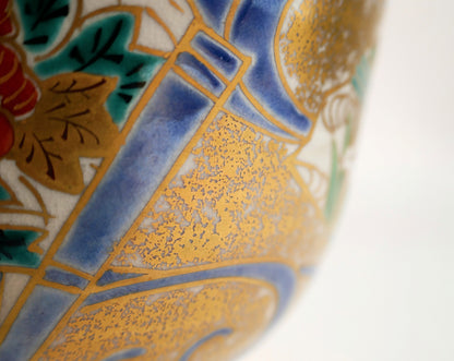 Macro du décor kinrande sur céramique Kyō-yaki, montrant les vagues bleues et l’application d’or mouchetée du chawan.