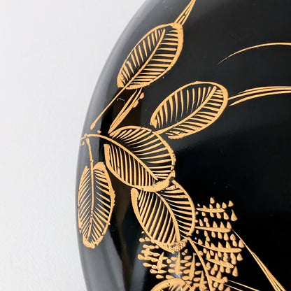 Macro du décor maki-e or sur bol japonais ancien en urushi, Wajima-nuri, objet d’art et antiquité artisanale.