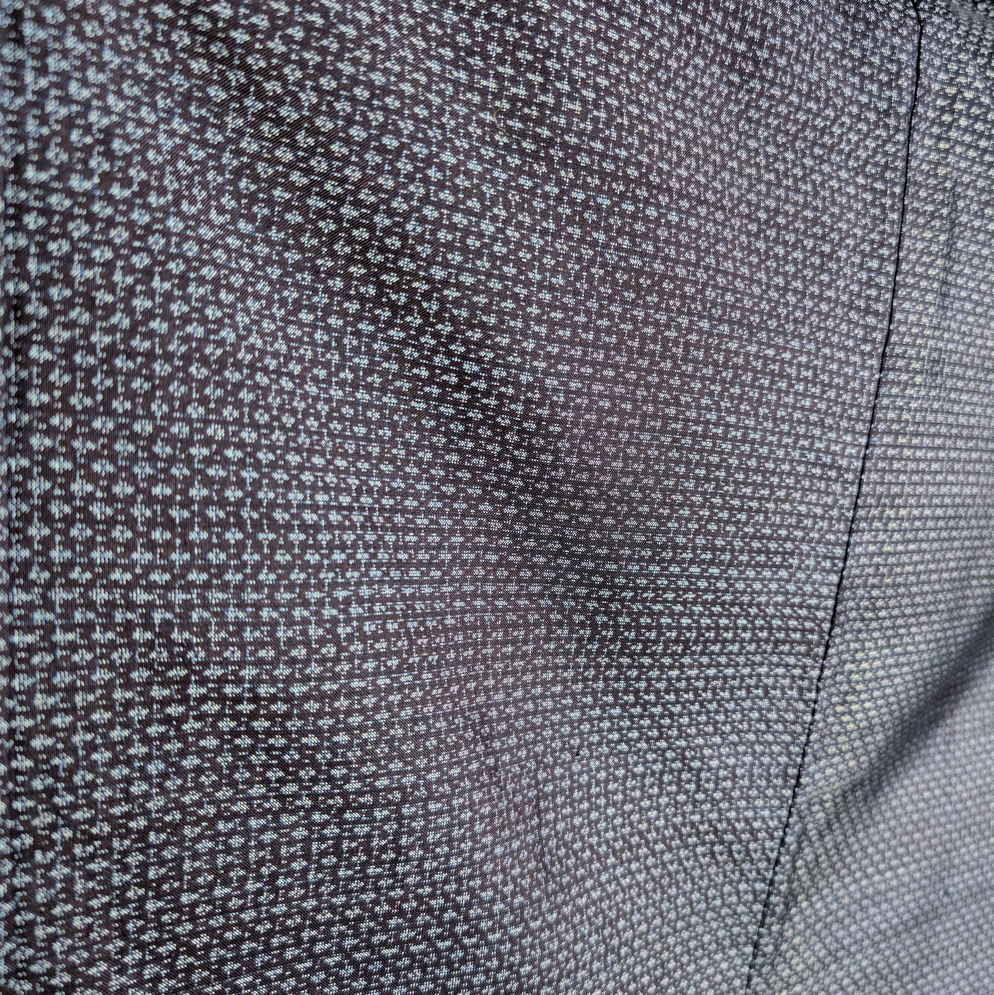 Gros plan sur le tissage Ōshima Tsumugi bleu à motif kasuri d’un haori homme en soie japonaise