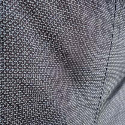 Gros plan sur le tissage Ōshima Tsumugi bleu à motif kasuri d’un haori homme en soie japonaise