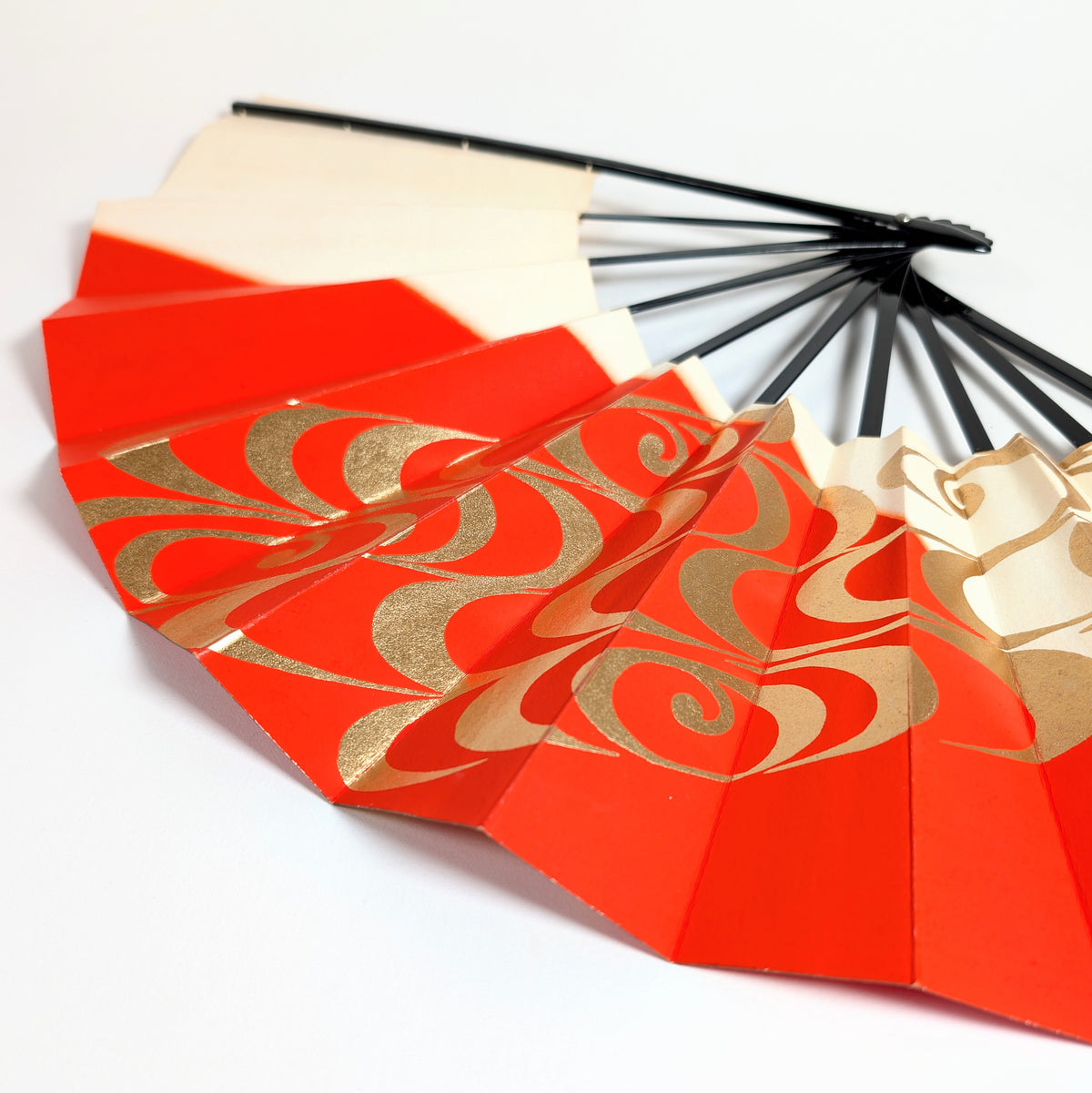 Éventail pliant japonais vintage partiellement fermé, sensu à décor ryūsui doré sur fond ivoire et vermillon