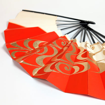 Éventail pliant japonais vintage partiellement fermé, sensu à décor ryūsui doré sur fond ivoire et vermillon