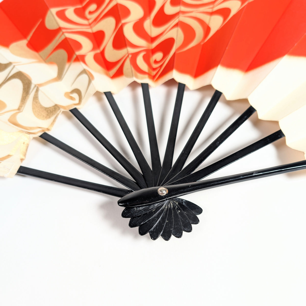 Détail de la monture noire laquée et du pivot d’un mai-sensu, éventail traditionnel de danse japonaise