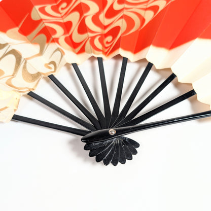 Détail de la monture noire laquée et du pivot d’un mai-sensu, éventail traditionnel de danse japonaise