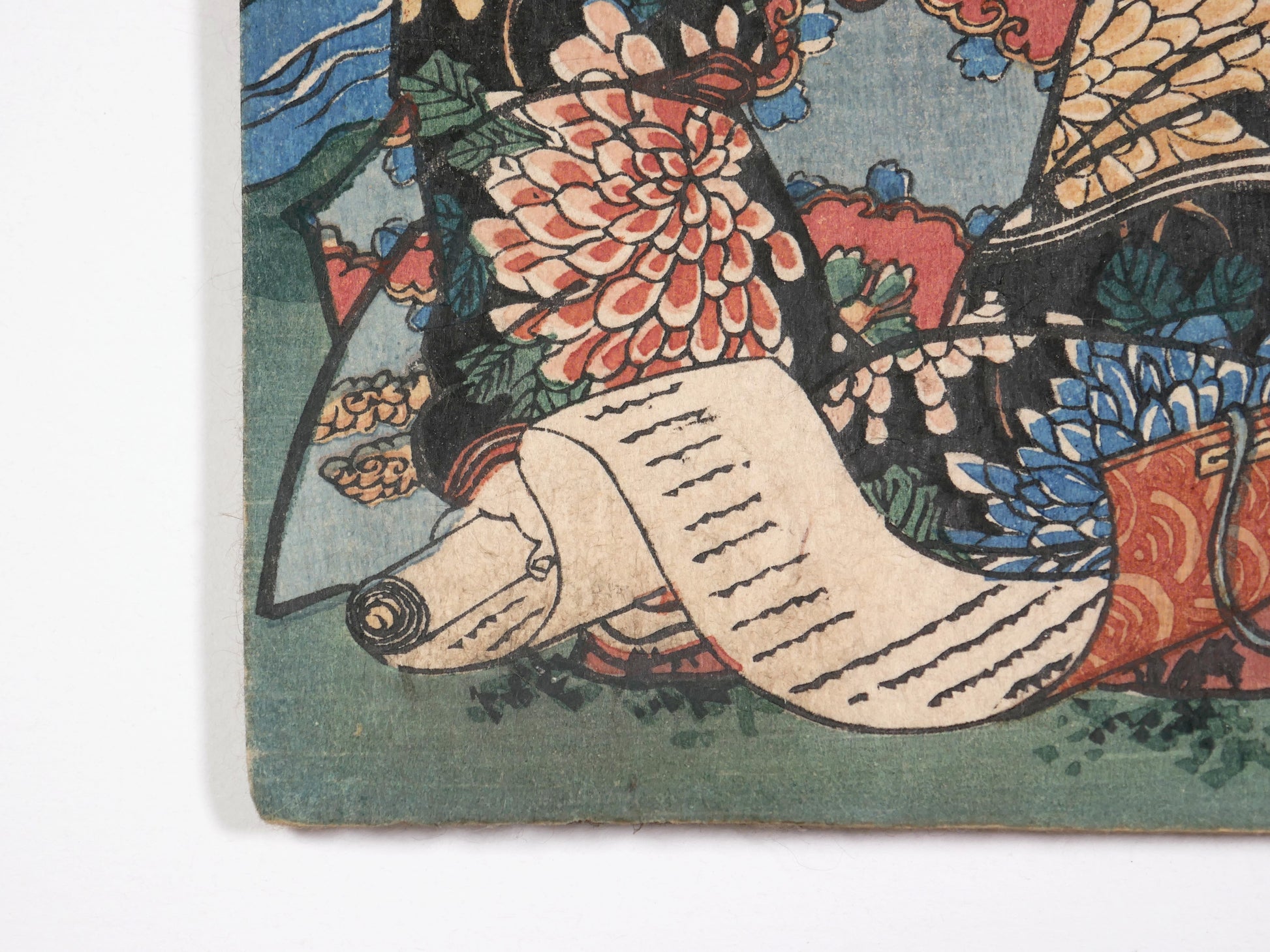 Détail du makimono et du kimono à chrysanthèmes sur la couverture du Kinsei Bijin-roku, estampe japonaise Edo gravée sur bois. Yoshikazu et Kyozan 1857