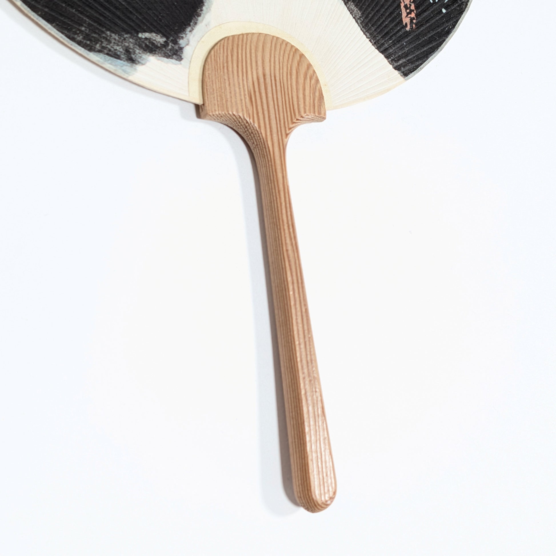 Détail du manche en bois d’un éventail uchiwa japonais ancien Mitsukoshi, avec papier nervuré et décor peint