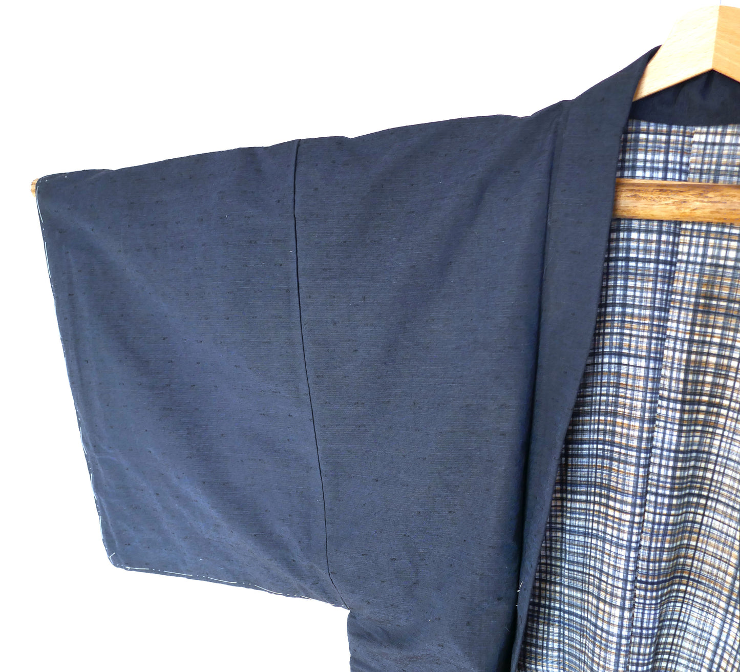 Manche droite d’un haori en soie texturée bleu indigo, artisanat japonais