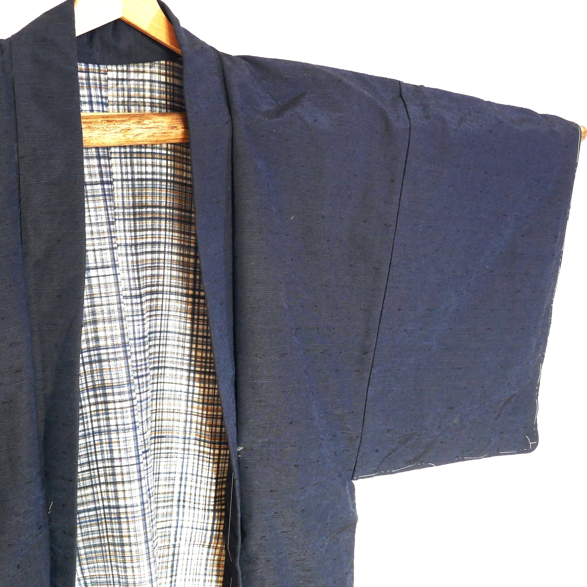 Manche gauche d’un haori japonais en soie bleue avec doublure quadrillée