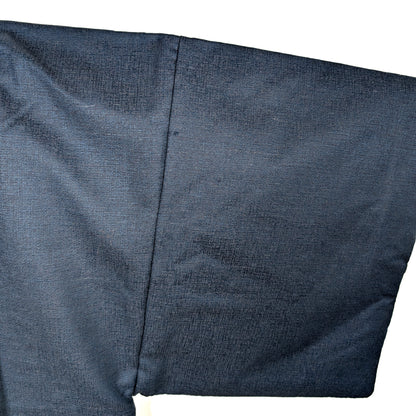 Détail de la manche et des coutures d’un haori japonais homme en laine mélangée soie, finition traditionnelle