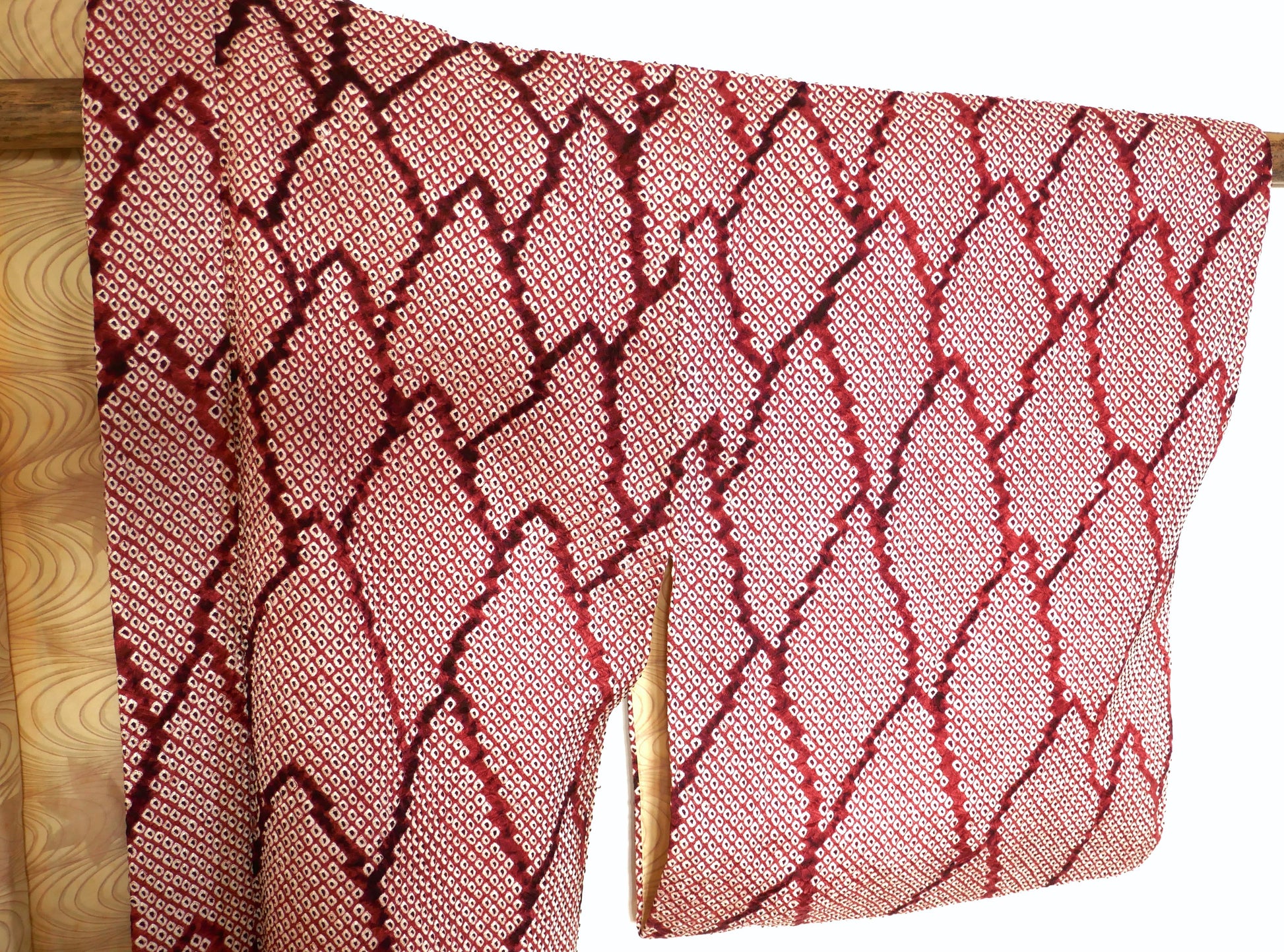 Manche d’un haori shibori couleur rouge grenat, kimono japonais traditionnel