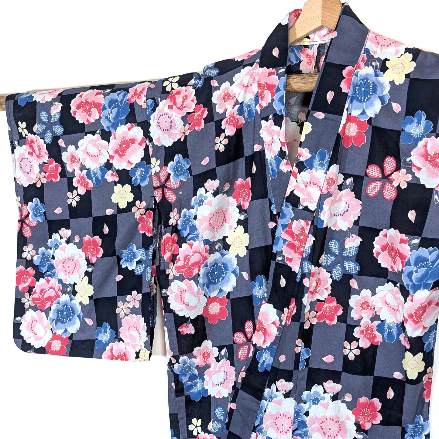 Manche de yukata fleuri avec motif sakura rose, rouge et bleu sur damier japonais gris et noir