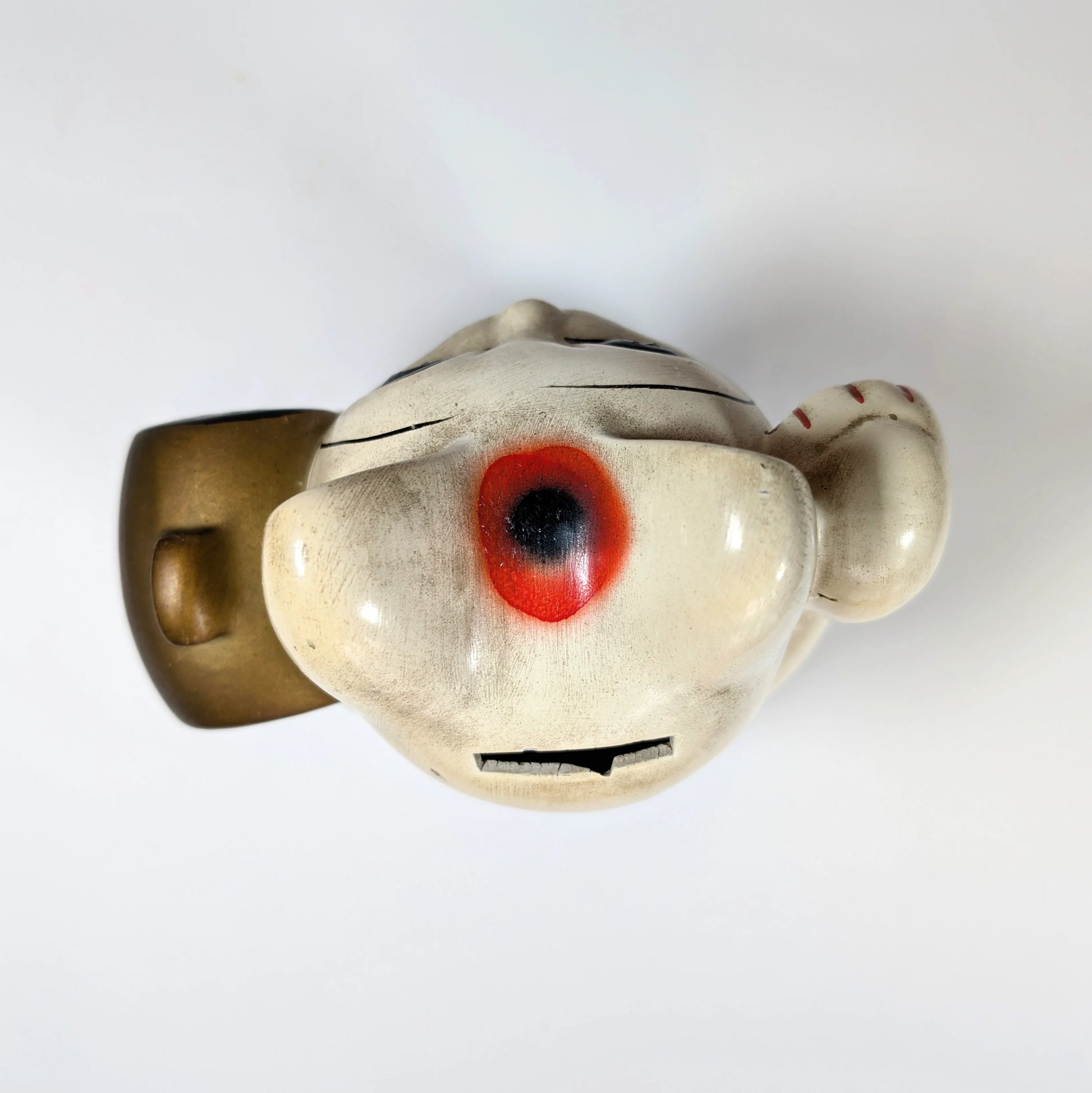 Vue du dessus d’un maneki-neko en céramique, chat porte-bonheur japonais vintage.