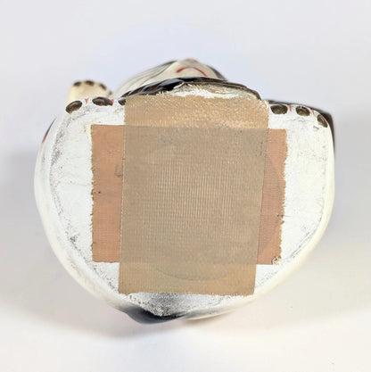 Dessous d’un maneki-neko en céramique vintage, figurine de chat japonais porte-bonheur issue de l’artisanat japonais.