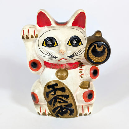Maneki-neko vintage en céramique, chat japonais porte-bonheur avec marteau à vœux uchide no kozuchi, yeux à strass et inscription 千万両.