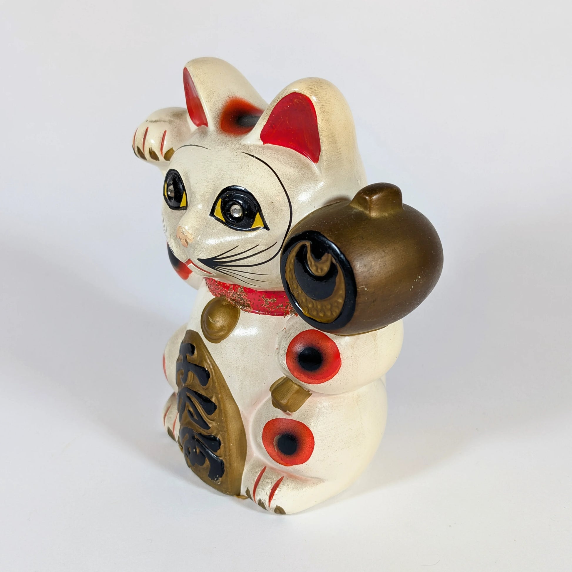 Figurine de chat japonais porte-bonheur, maneki-neko en céramique vintage, vue de trois-quarts gauche, artisanat japonais.