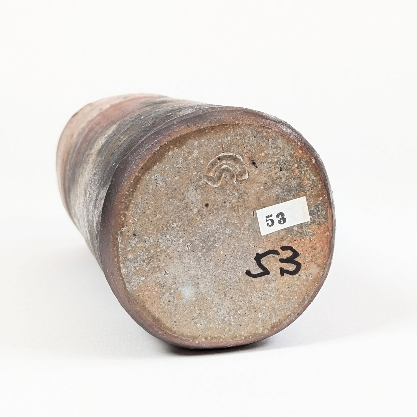 Base du vase Bizen avec tōin en éventail, marque historique du four Mori Hōzan-gama à Inbe