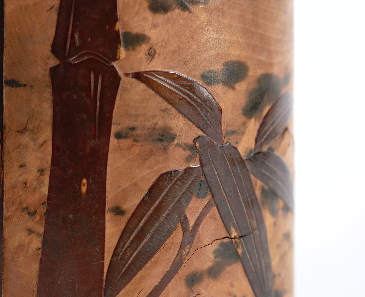 Gros plan sur le motif de bambou en marqueterie d’écorce de cerisier d’un chazutsu kabazaiku japonais