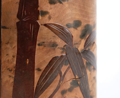 Gros plan sur le motif de bambou en marqueterie d’écorce de cerisier d’un chazutsu kabazaiku japonais
