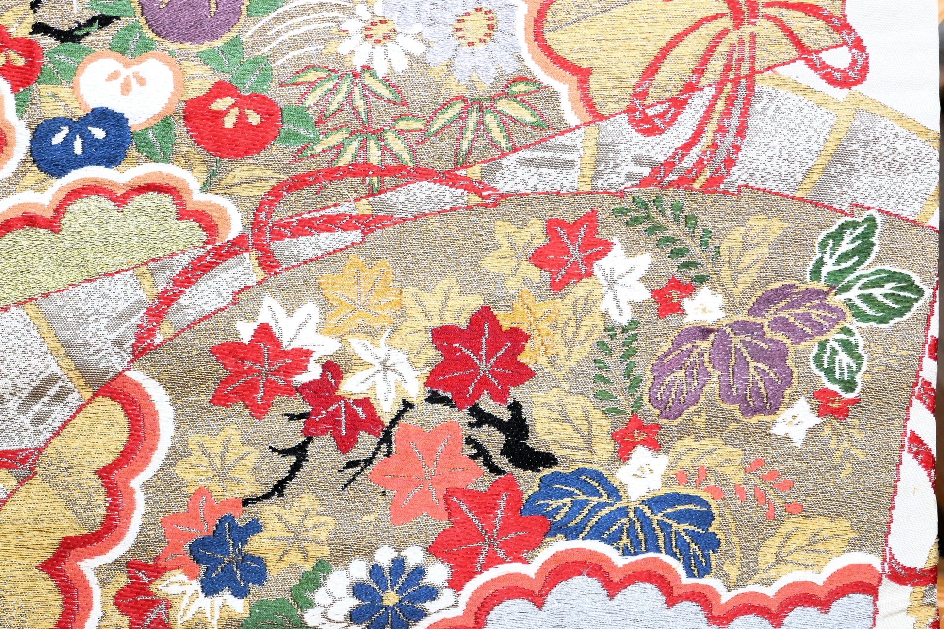 zoom sur le motif momiji feuilles d'érable du maru obi kogedo