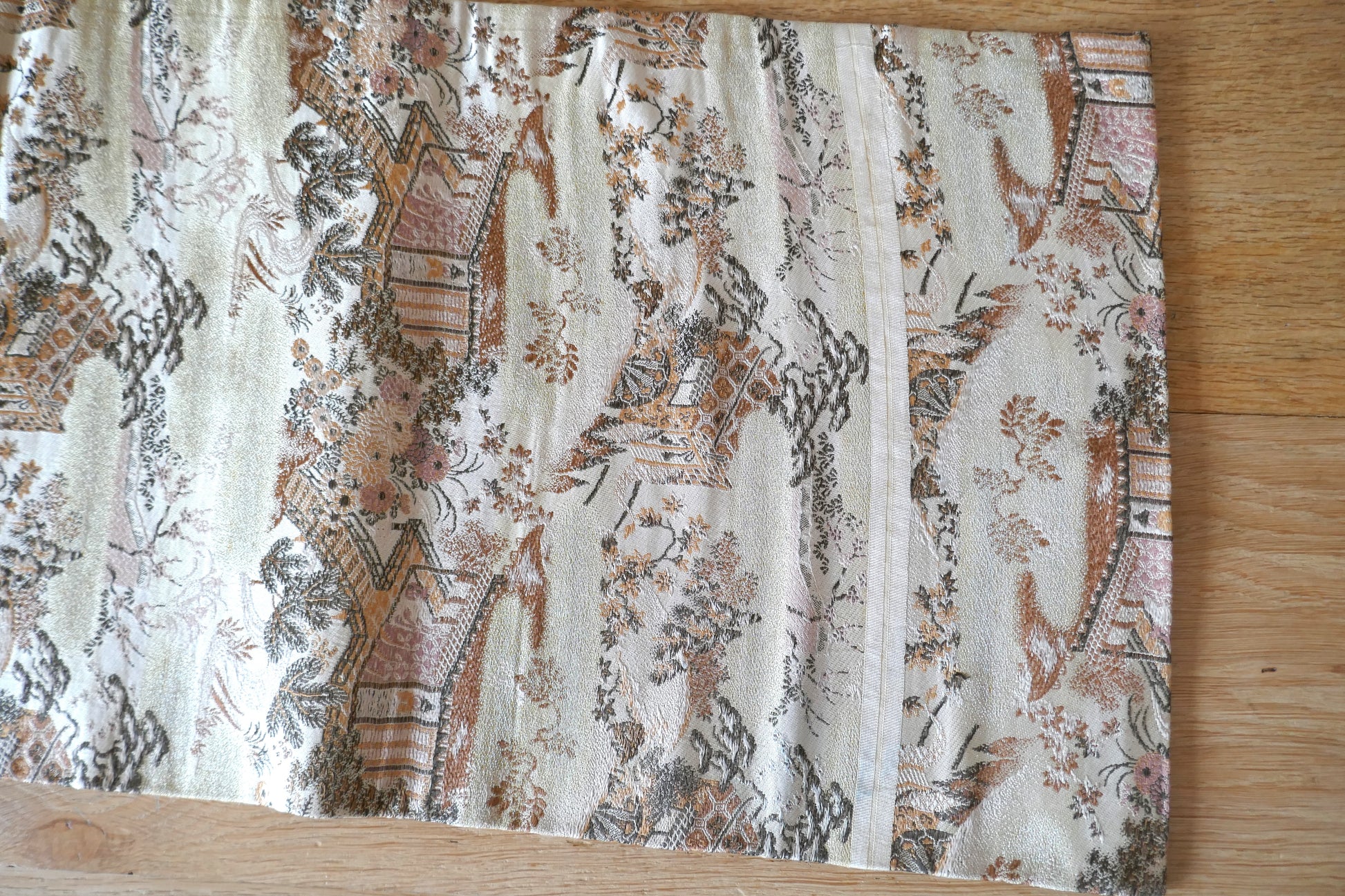 Extrémité d’un maru obi montrant la finition traditionnelle japonaise du tissage