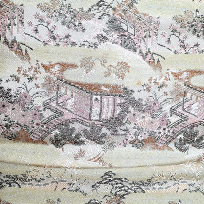 Détail du tissage d’un obi ancien montrant des pavillons et fleurs japonaises en soie
