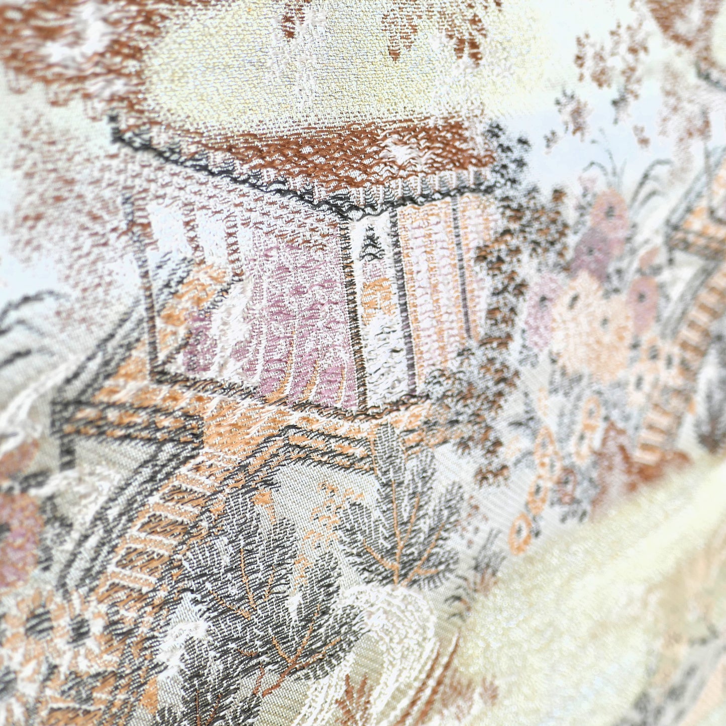 fleuris.jpg
Gros plan sur un pont et des fleurs brodées sur soie, motif classique japonais