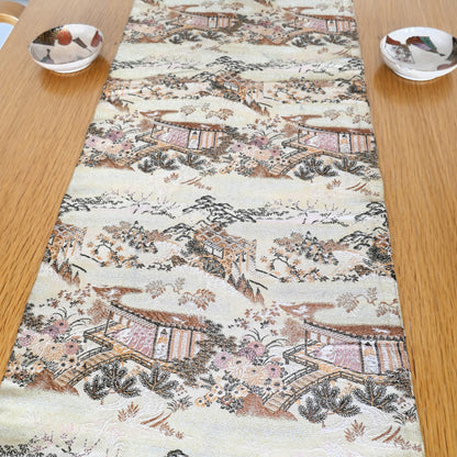 Vue de dessus d’un maru obi en soie à motifs de pavillons et jardins japonais