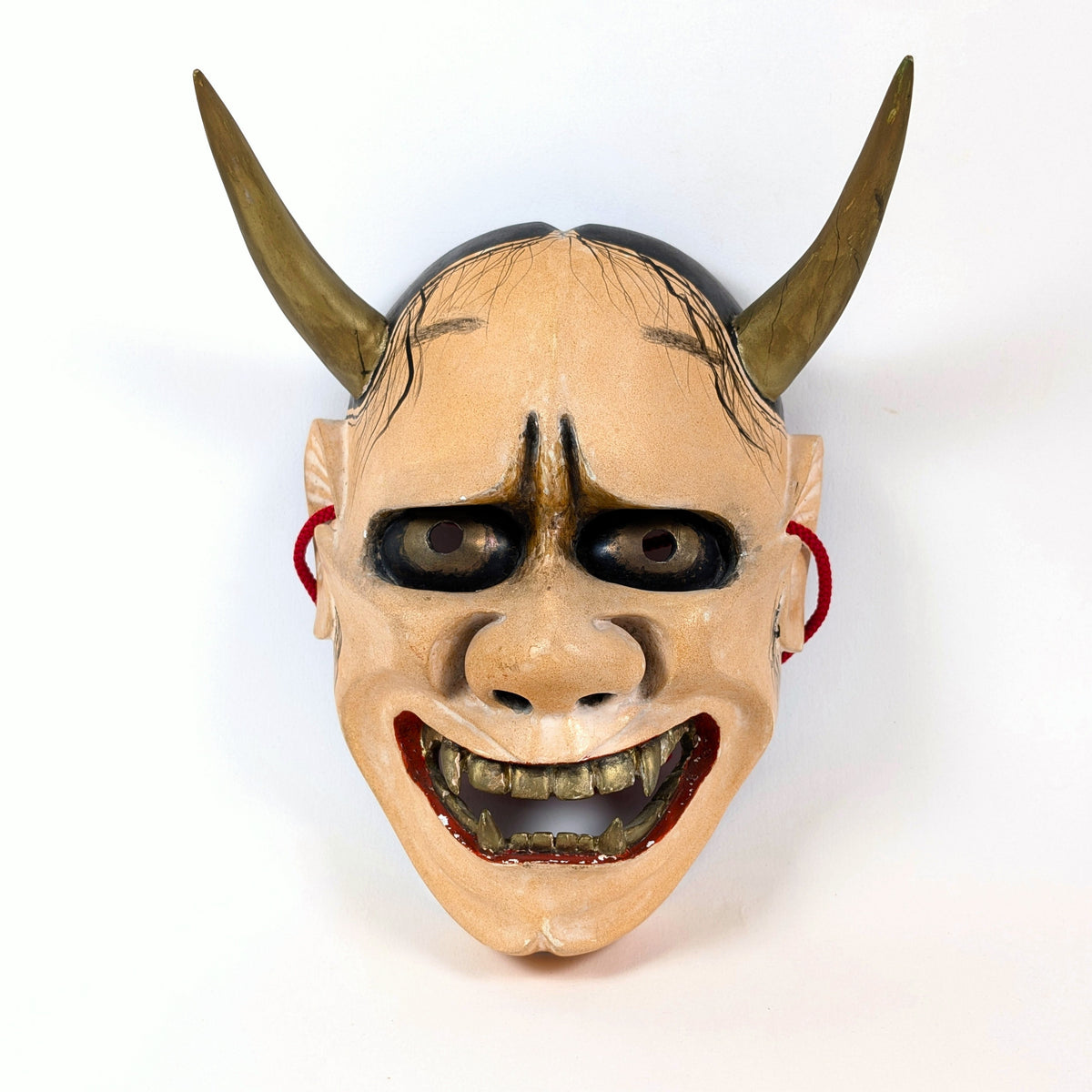 Masque Nô japonais traditionnel Hannya de face, avec longue paire de cornes dorées et visage ivoire, signé Sei/Shô.