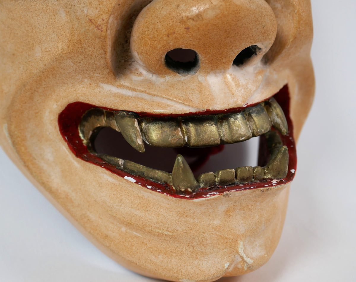 masque-demon-japonais-hannya-bouche-crocs-dores