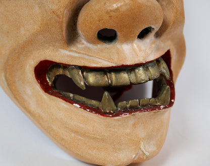 masque-demon-japonais-hannya-bouche-crocs-dores
