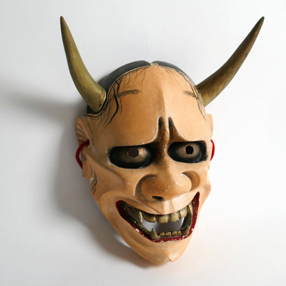 Masque Hannya japonais de l'époque Shōwa en bois sculpté, vu de trois quarts, avec cornes et crocs dorés.
